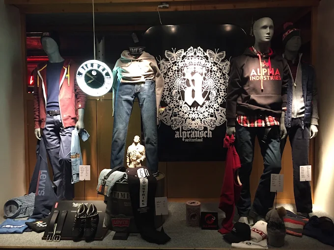 Schaufenster mit Levi’s und Alpha Industries